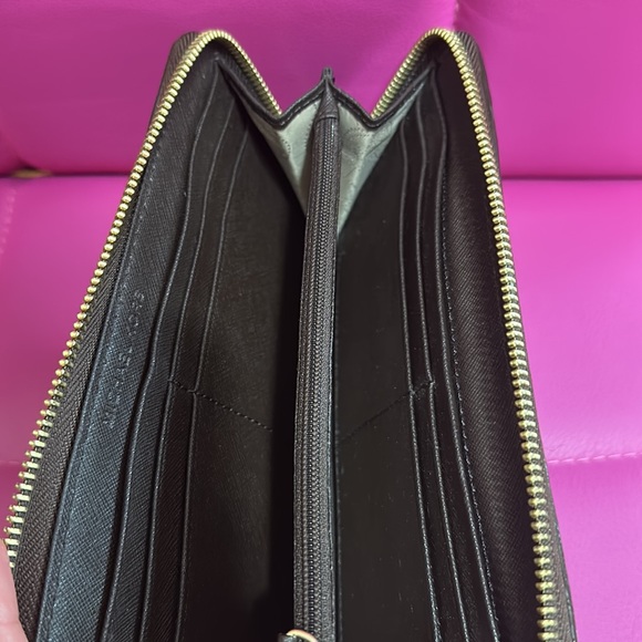 Michael Kors Full Size Zip Around Wallet - Jet Set Continental Wallet, Saffiano - Picture 6 of 6